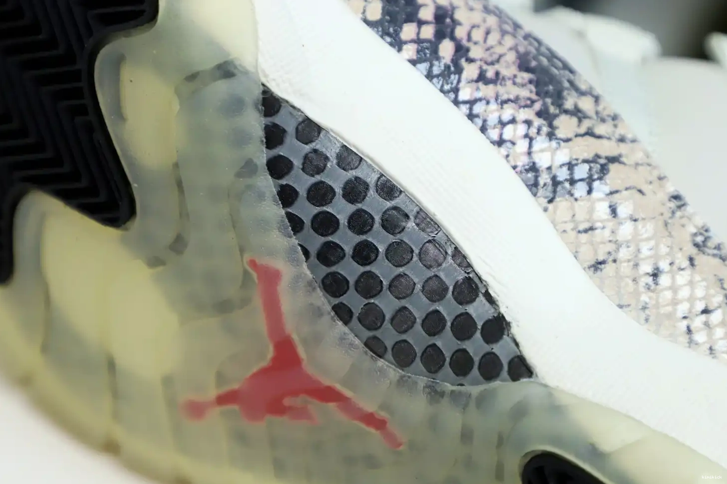 LOW AIR SNAKESKIN JORDAN LIGHT 11 Kimikick BONE 0530